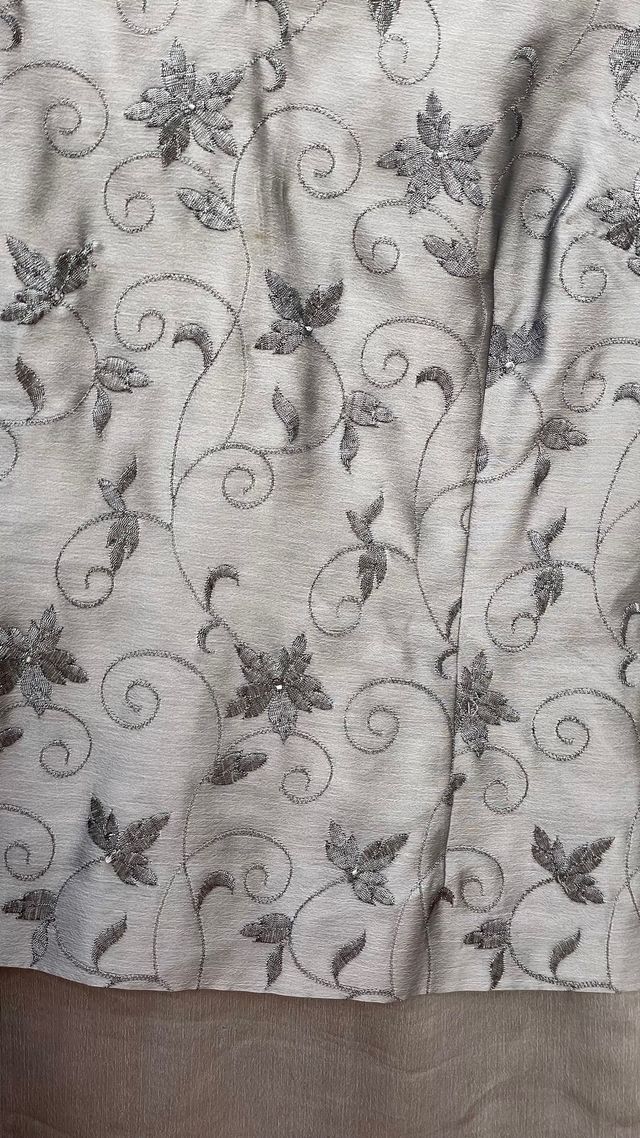 Vestido de fiesta gris y plateado con bordado y pe