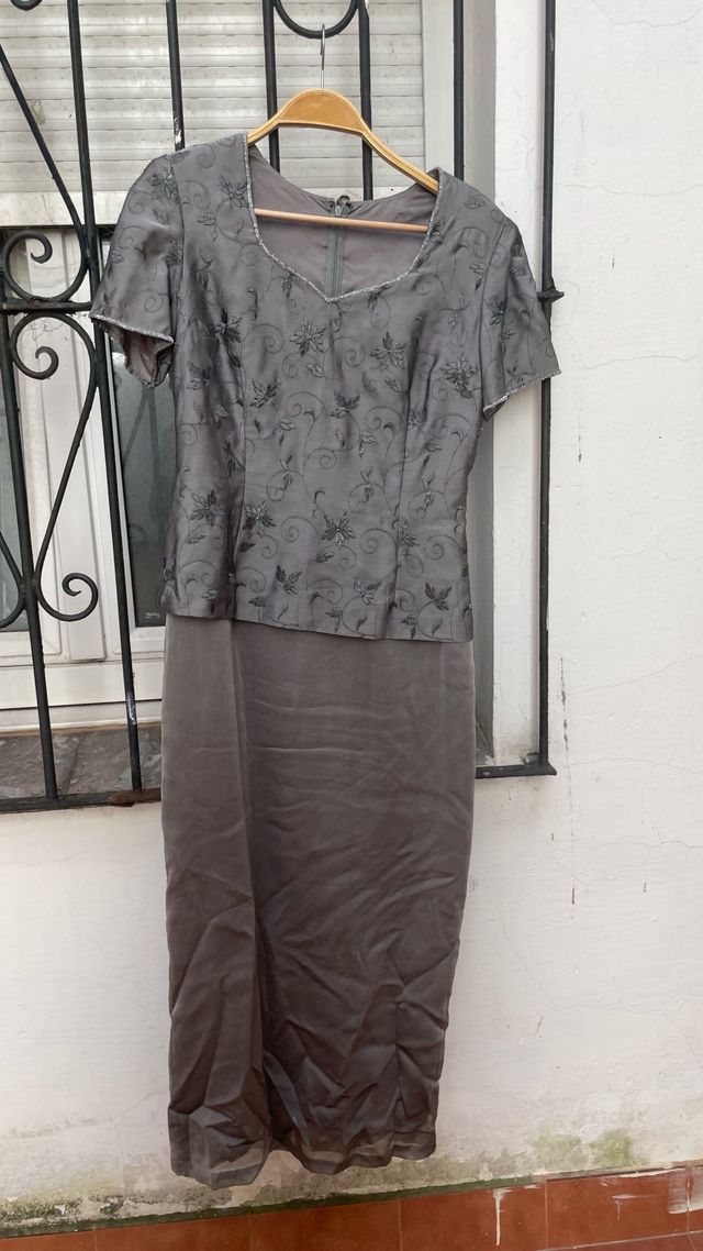 Vestido de fiesta gris y plateado con bordado y pe