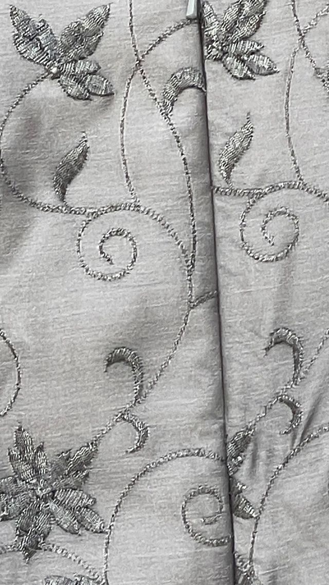 Vestido de fiesta gris y plateado con bordado y pe