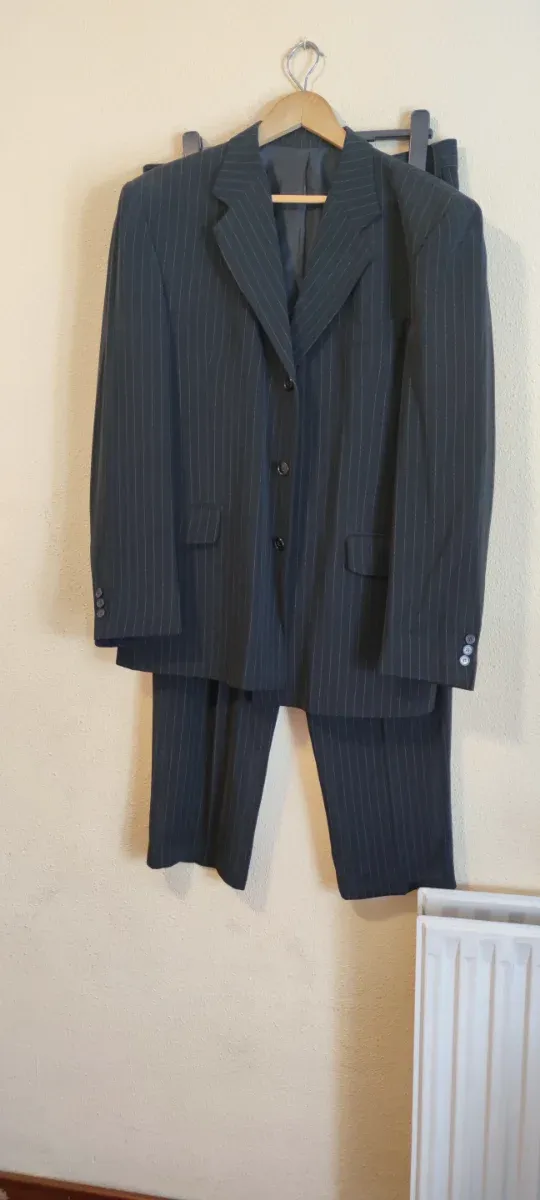 Traje de caballero negro a rayas