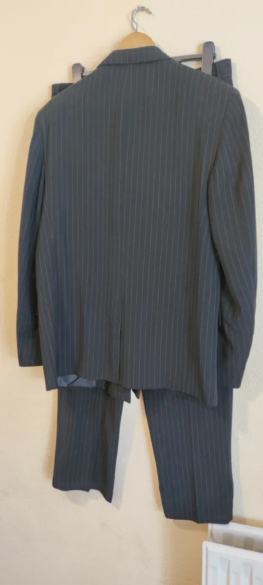 Traje de caballero negro a rayas