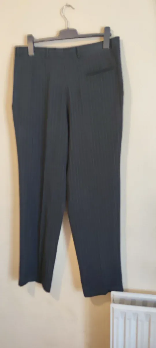 Traje de caballero negro a rayas