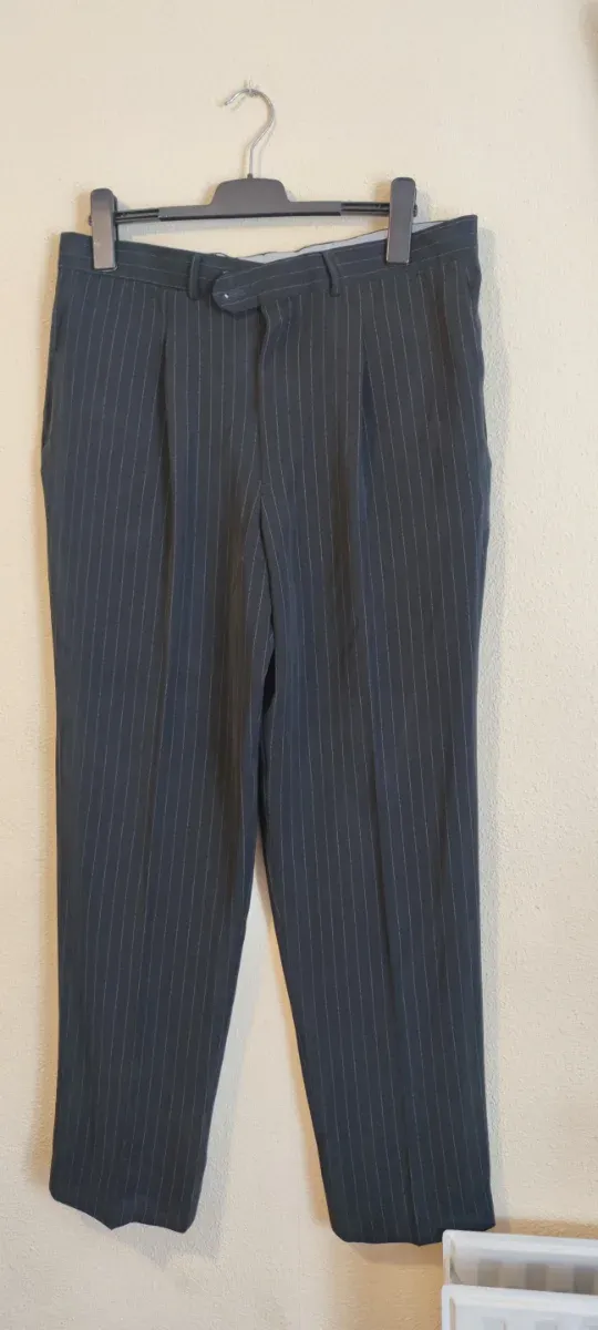 Traje de caballero negro a rayas