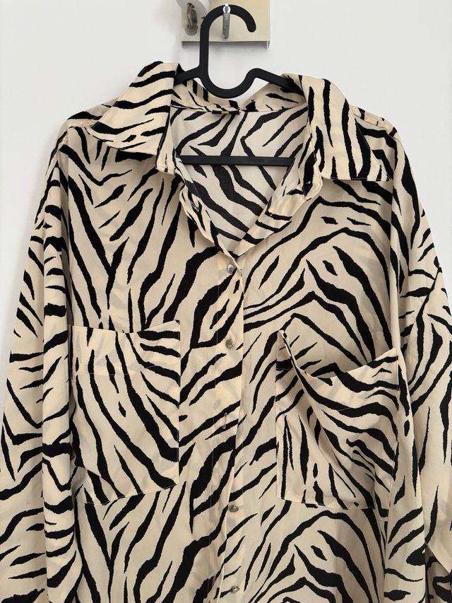 Camisa animal print beige y negra Talla XL