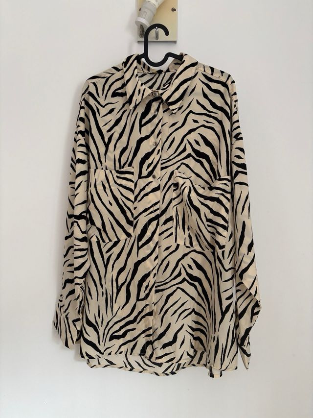 Camisa animal print beige y negra Talla XL