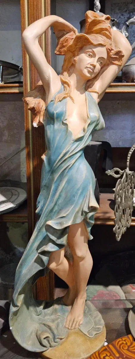 Figura grande mujer clásica