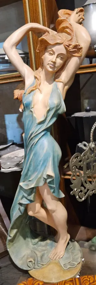 Figura grande mujer clásica