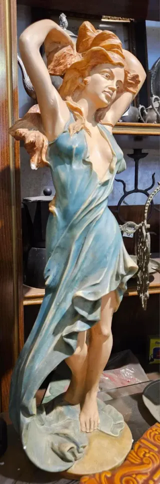 Figura grande mujer clásica