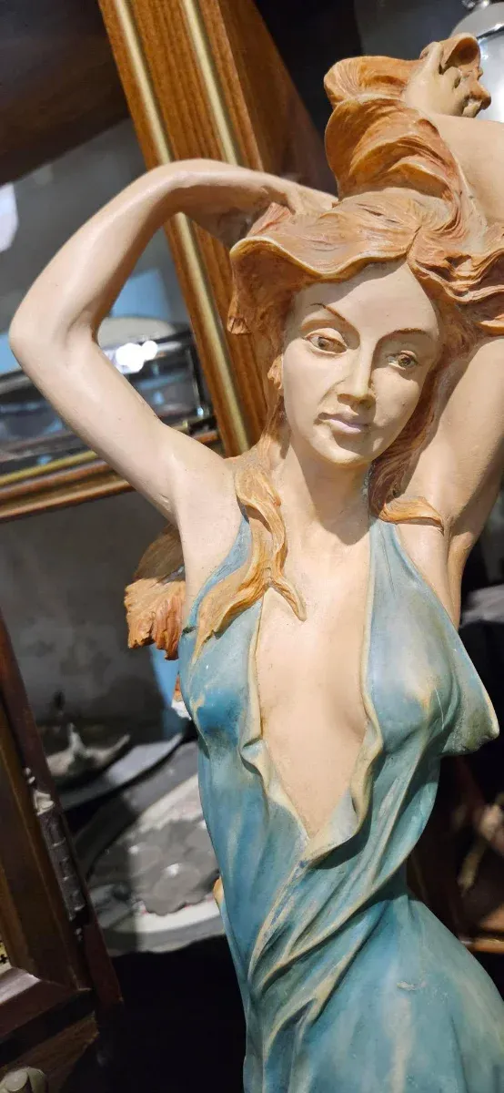 Figura grande mujer clásica