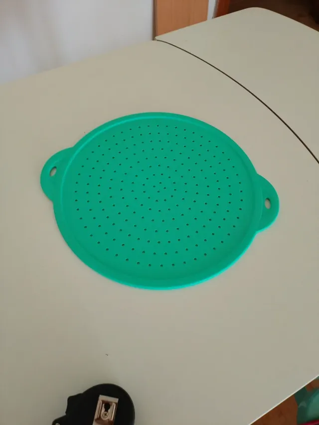 Tapa de silicona con borde de metal interior