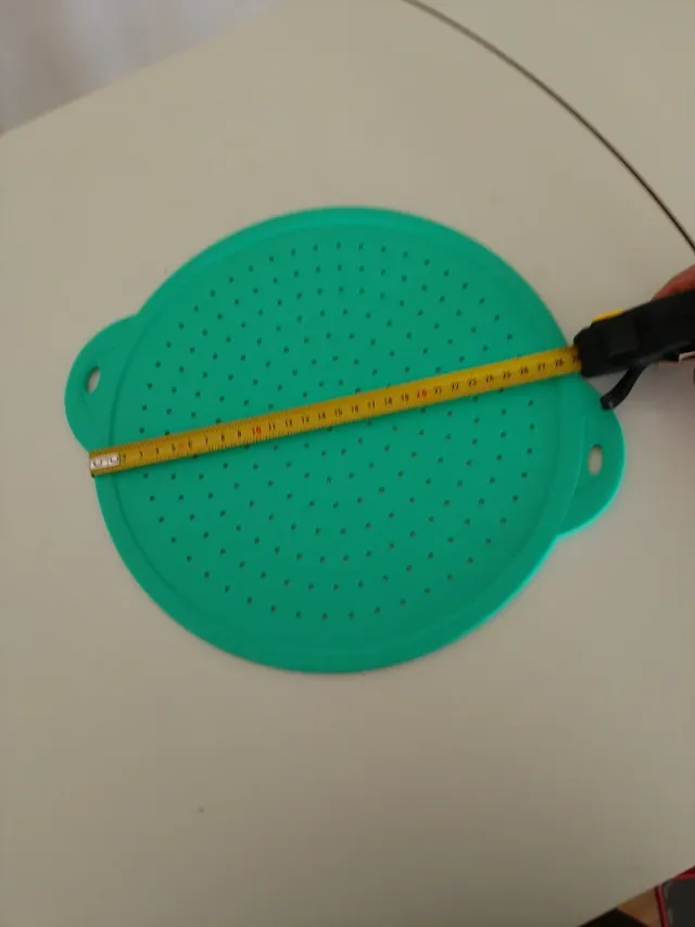 Tapa de silicona con borde de metal interior