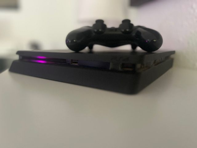Consola PS4 Negra + Mando