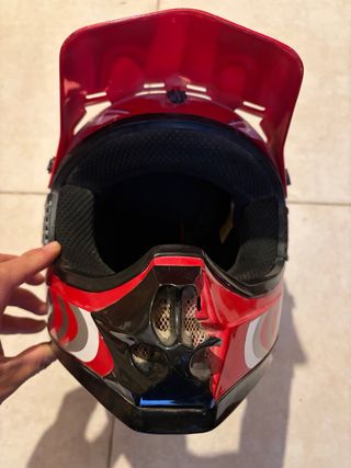 Casco de moto rojo y plateado OTW