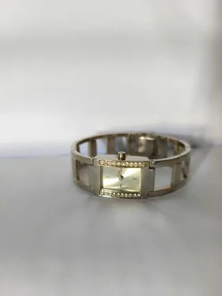 Reloj pulsera dorado y plateado