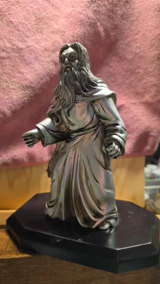 Figura caballero medieval con escudo