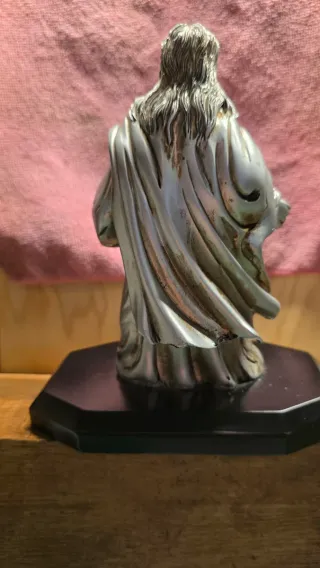 Figura caballero medieval con escudo