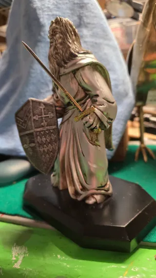 Figura caballero medieval con escudo y espada