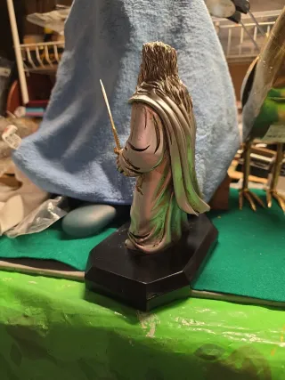 Figura caballero medieval con escudo y espada