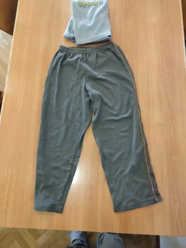 Sudadera, camiseta y pantalones niño 7-10 años