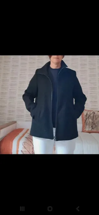 Abrigo corto marca Esprit negro