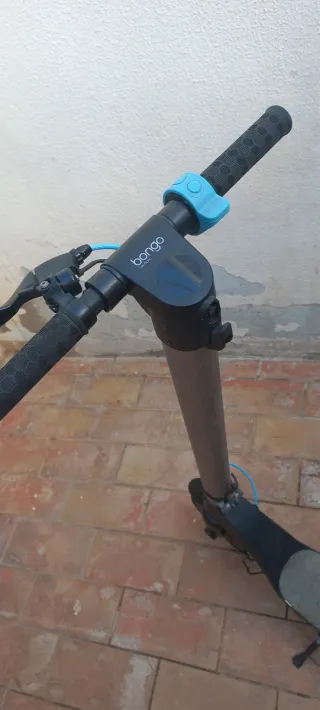 Patinete eléctrico y banco