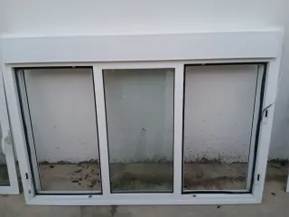 Ventana aluminio blanca Technal