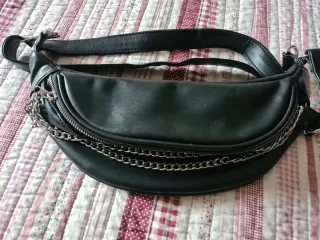 Riñonera negra con cadena