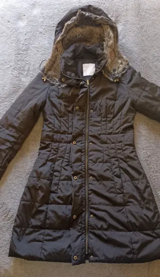 Parka negra con capucha y pelo