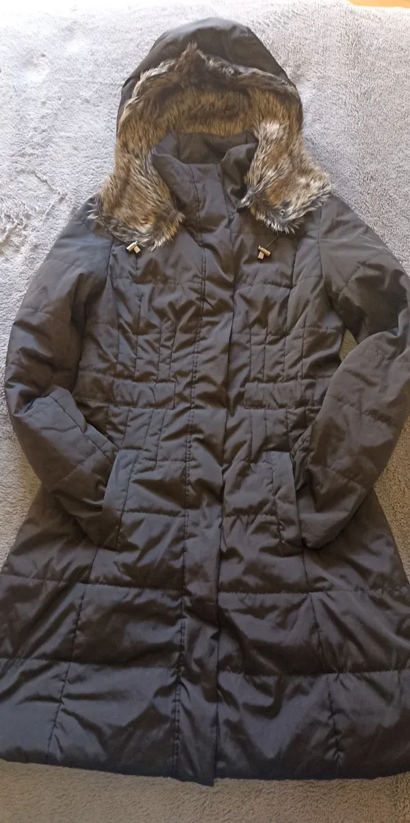 Parka negra con capucha y pelo