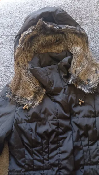 Parka negra con capucha y pelo