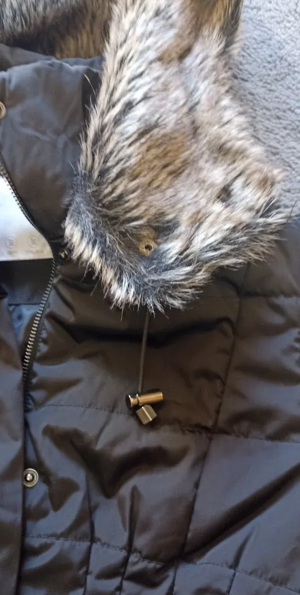 Parka negra con capucha y pelo