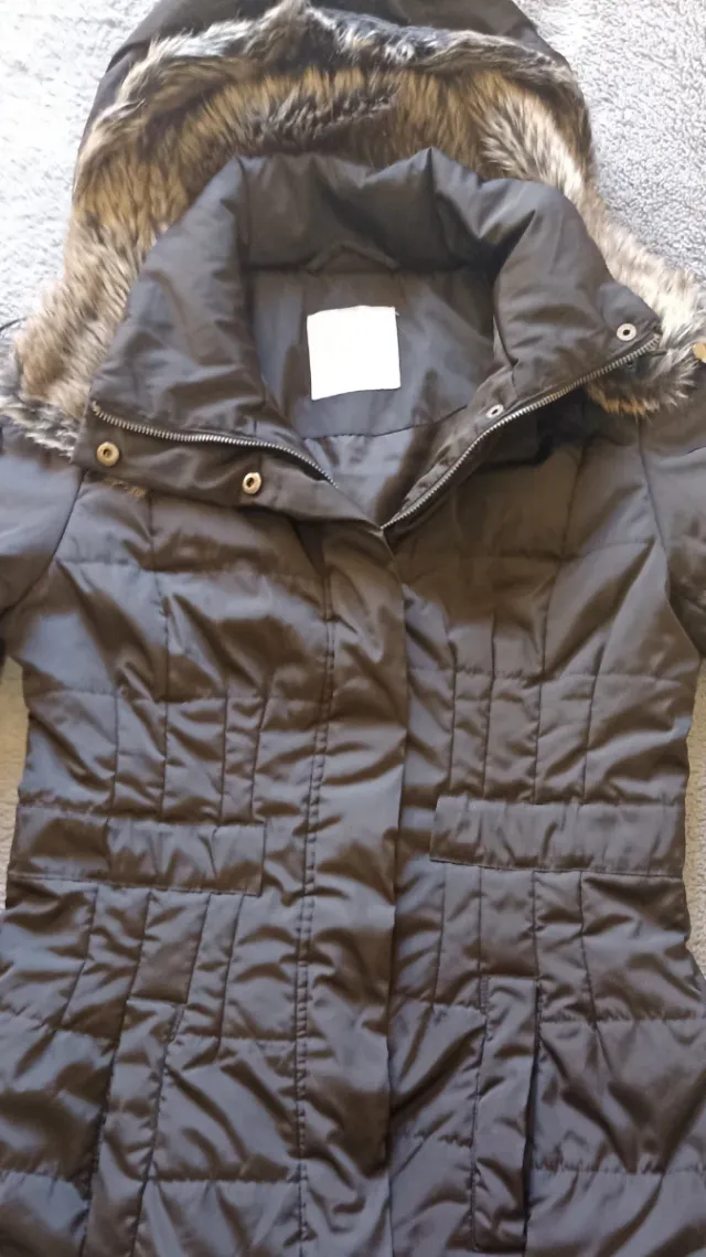 Parka negra con capucha y pelo