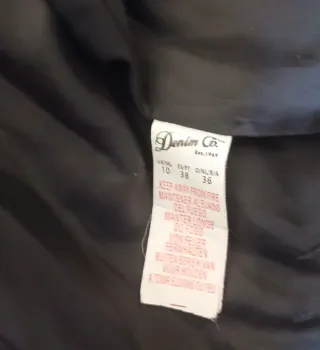 Parka negra con capucha y pelo