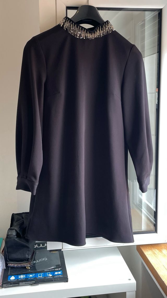Vestido negro corto Zara con pedrería