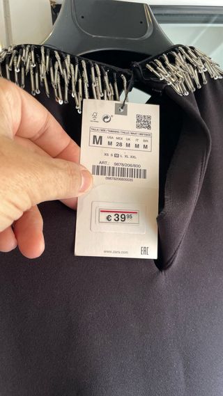 Vestido negro corto Zara con pedrería Nochevieja