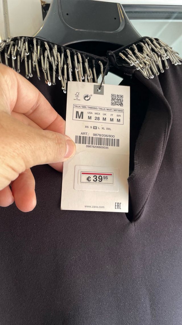 Vestido negro corto Zara con pedrería