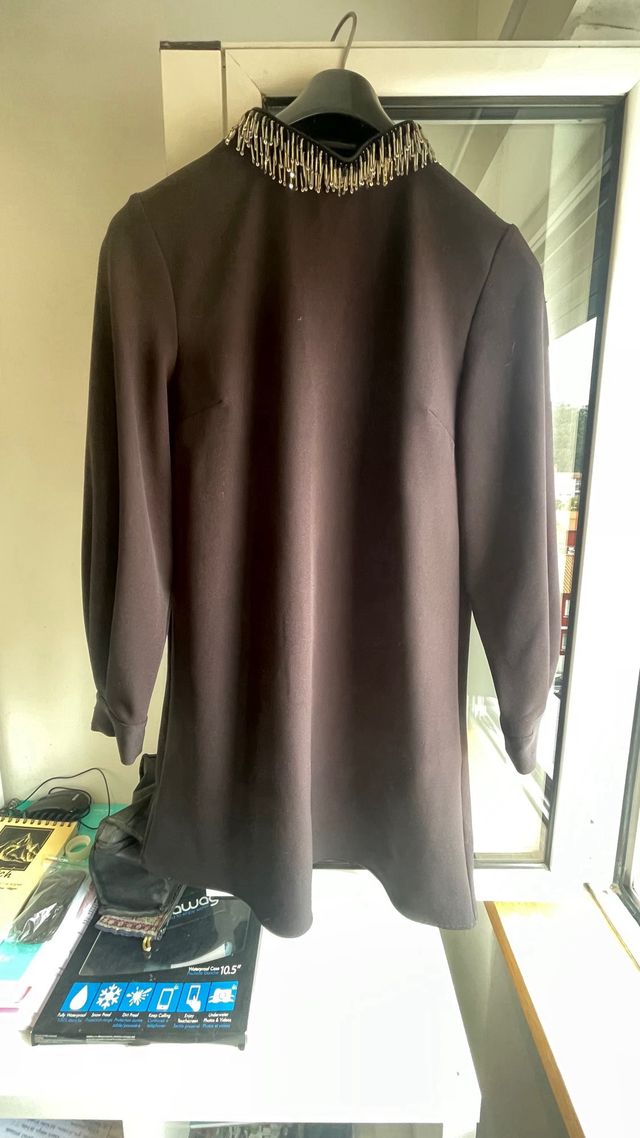 Vestido negro corto Zara con pedrería