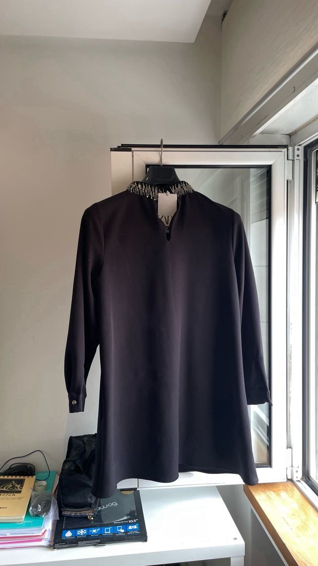 Vestido negro corto Zara con pedrería
