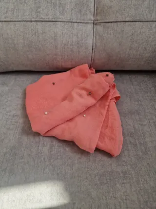 Fular rosa con perlas