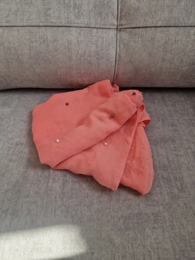 Fular rosa con perlas