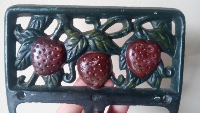 Perchero de hierro fundido con fresas