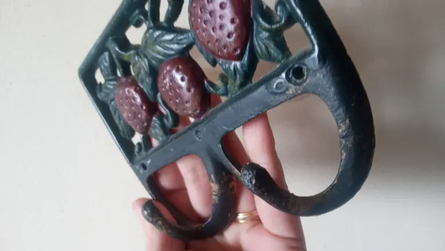 Perchero de hierro fundido con fresas