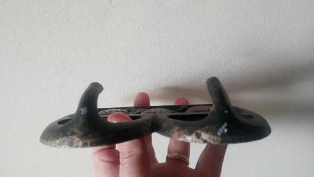 Perchero de hierro fundido con fresas