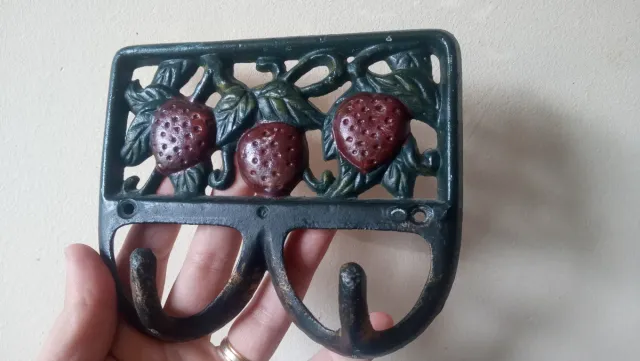 Perchero de hierro fundido con fresas