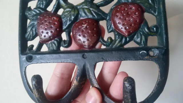 Perchero de hierro fundido con fresas
