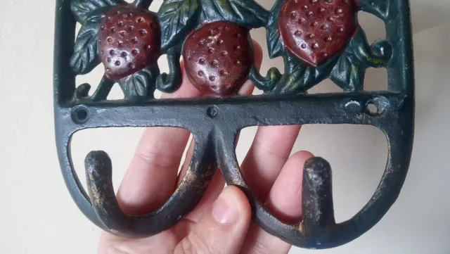 Perchero de hierro fundido con fresas