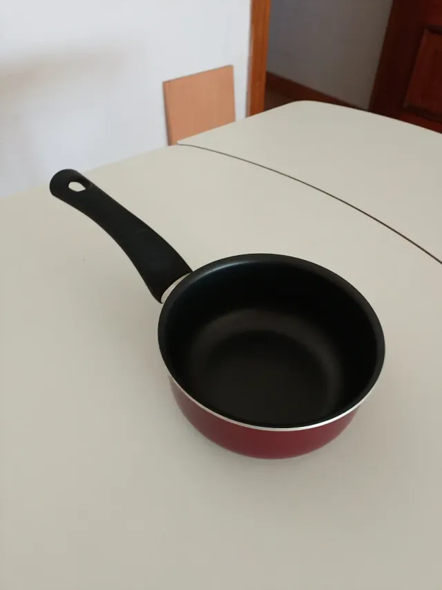 Cazo de 14cm de diámetro, 6,5cm de profundidad.