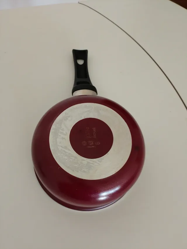 Cazo de 14cm de diámetro, 6,5cm de profundidad.