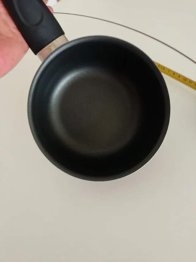 Cazo de 14cm de diámetro, 6,5cm de profundidad.