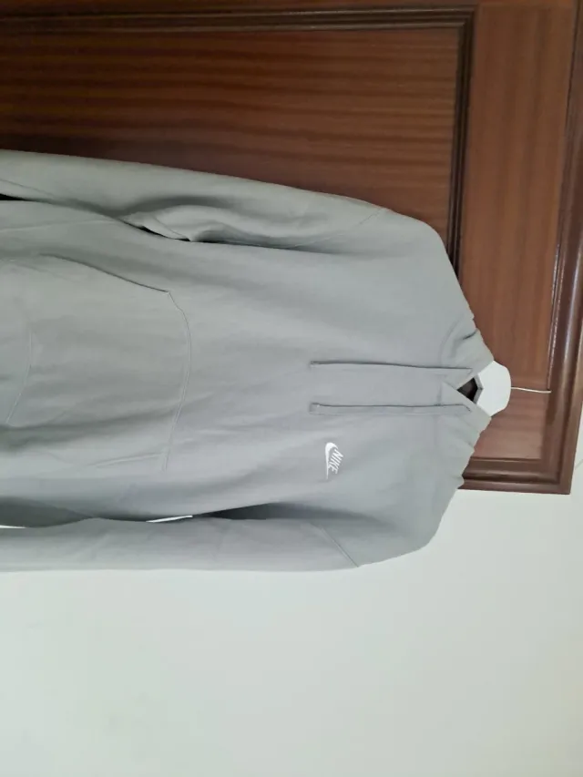 Sudadera Nike con capucha gris
